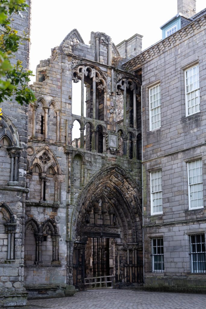 How to spend two days in Edinburgh Scotland | Best things to see and do in Edinburgh Scotland | Tips for visiting calton Hill in Scotland  | Top things to see in Edinburgh including Palace of Holyroodhouse